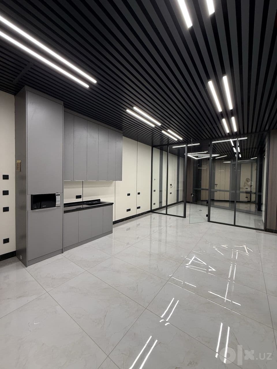 Piramit Tower ofis ijaraga 81m² |Tayyor remont | Parkovka bor | Markaz
